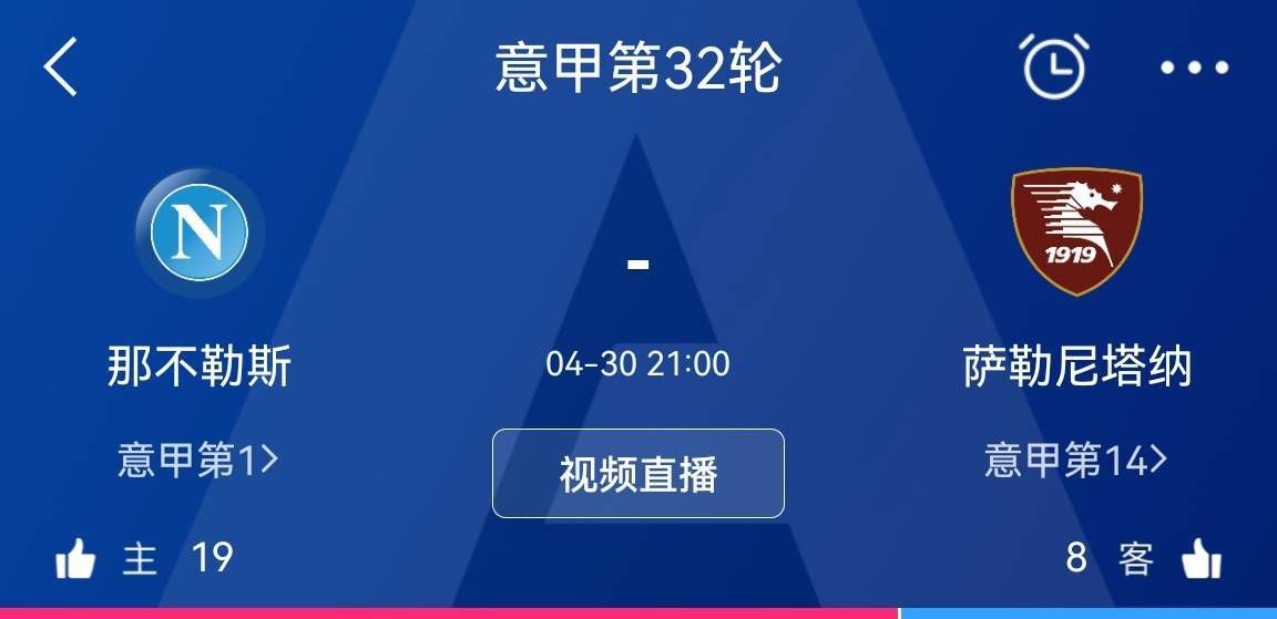 同样置身于烟雾中的张家辉则面色凝重，似乎在寻找着不为人知的蛛丝马迹